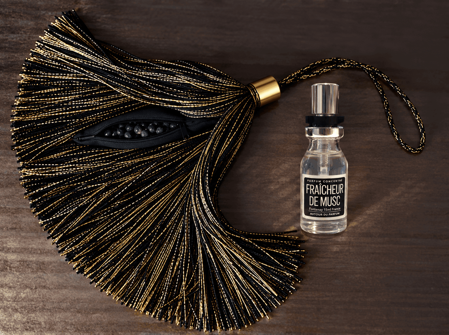 pompon parfumé avec des pierres de lave et un flacon de parfum autour du parfum