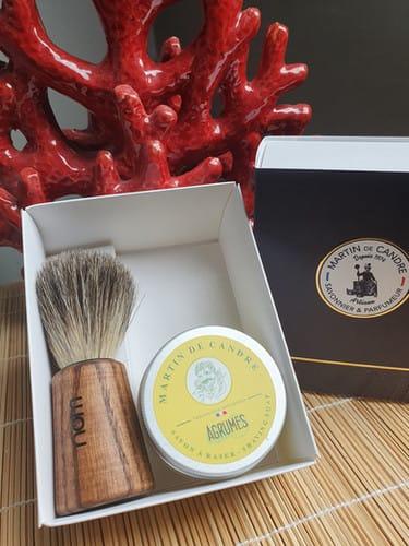 Shaving brush and Kit SAVON A BARBE AGRUMES in a white box, with background decor.