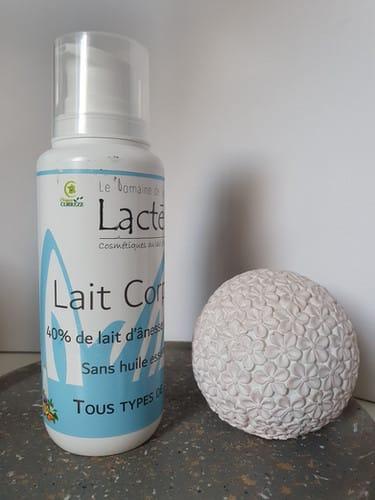 Bouteille de Lait avec texte visible: Lait Corporel, 40% de lait d'ânesse, Sans huiles et Tous types