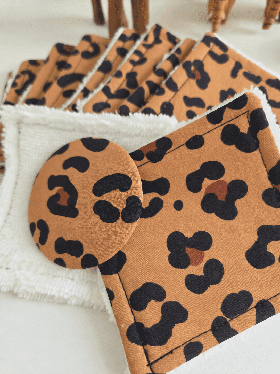 un badge en tissu avec un motif léopard et des lingettes de toilette, création d'ici et de claire 