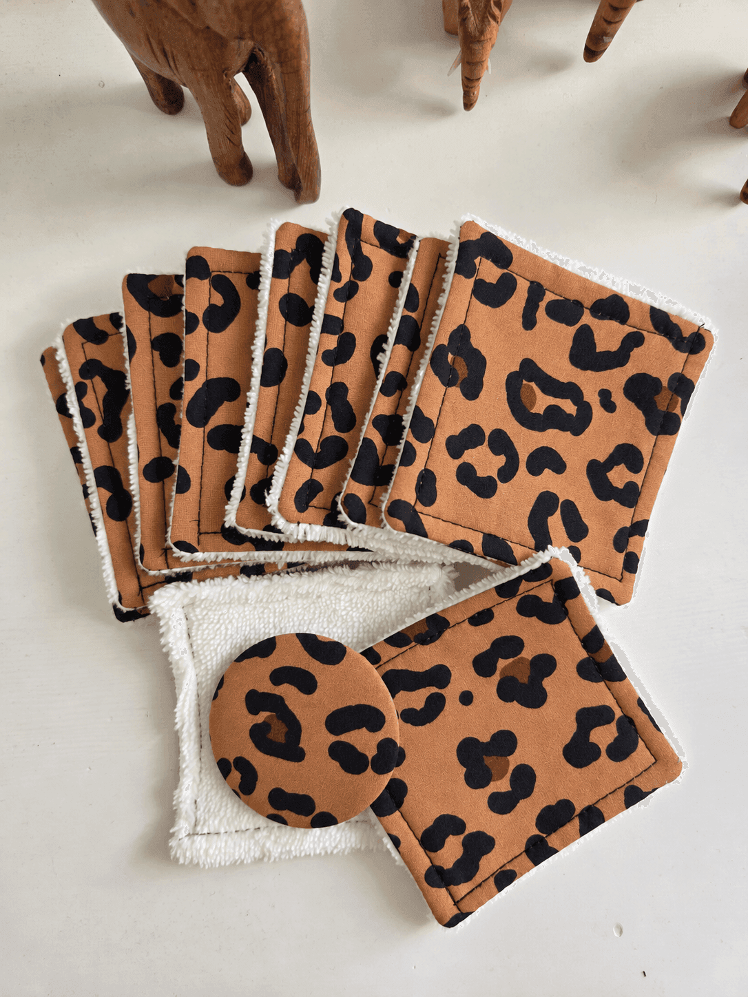 10 lingettes de toilette avec un motif léopard et un badge tissu, création d'ici et de claire 