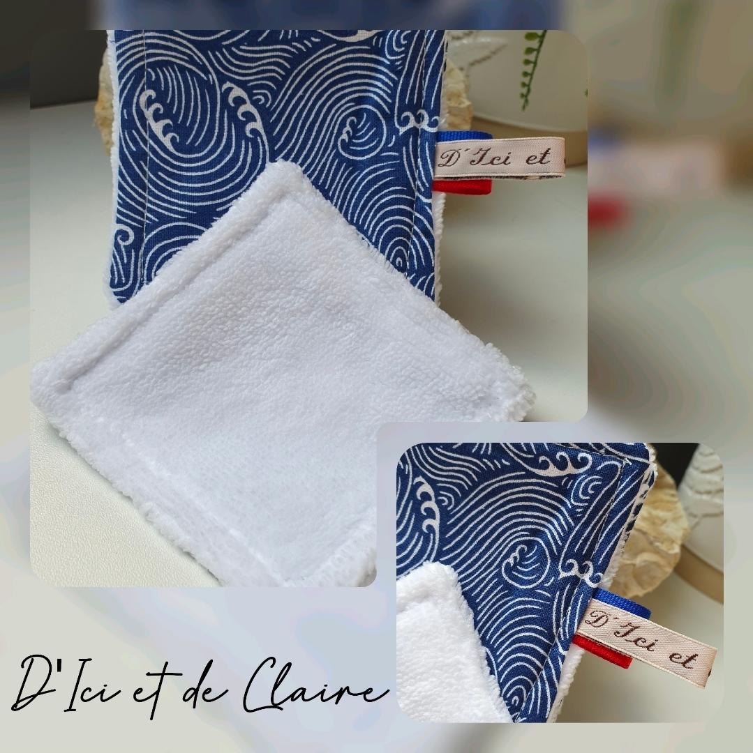 Lingettes de toilette côté fibre de bambou blanche , côté tissus bleu motif Odyssée ; création originale D'Ici et de Claire 
