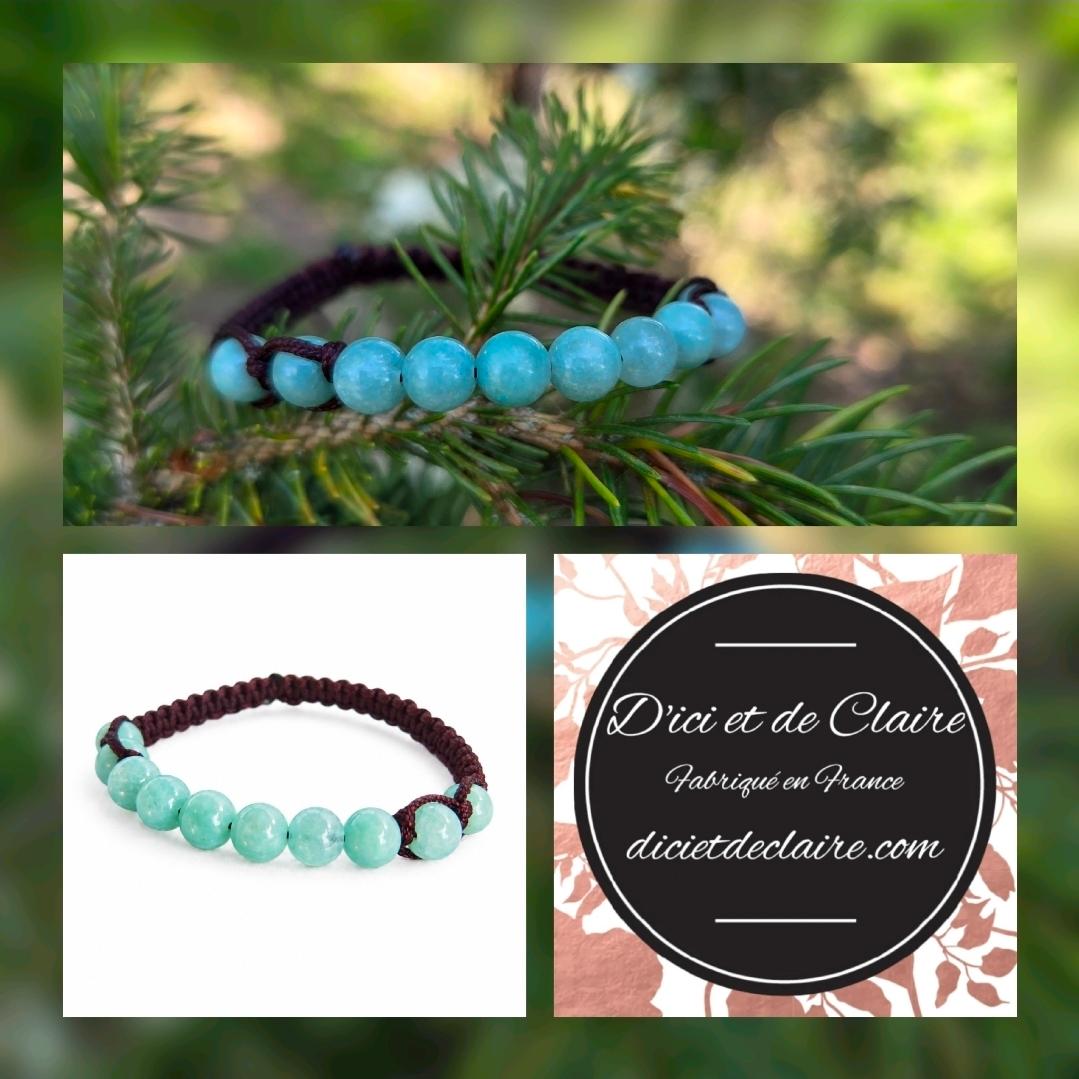 Deux bracelets tréssés avec des perles en pierres naturelles beues claires et logo D'Ici et de Claire 