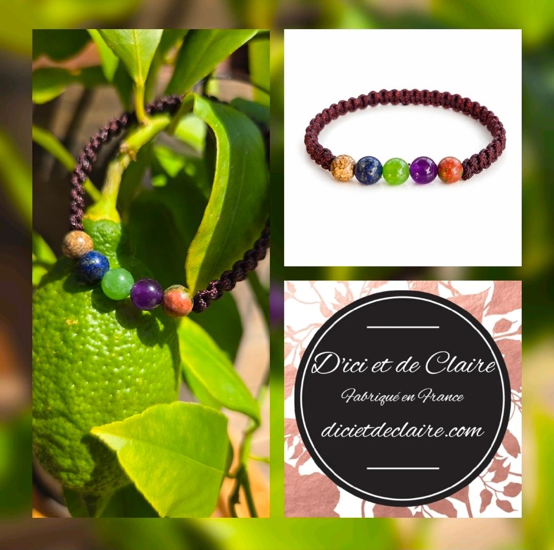 Deux bracelets tréssé avec des pierres naturelles dans la verdure et logo D'Ici et de Claire  