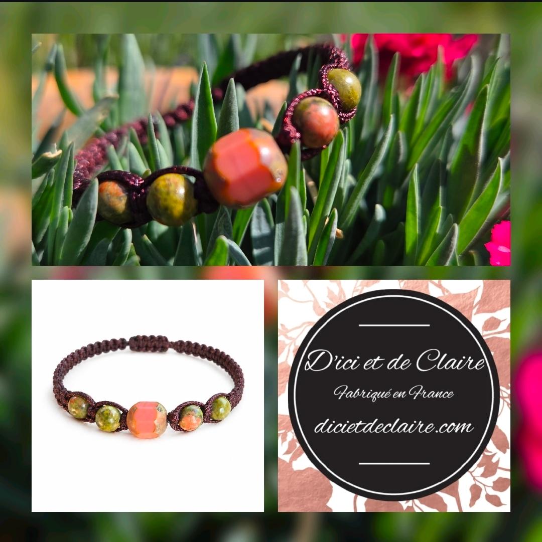 Deux bracelets type shamballa dans la verdure avec logo D'Ici et de Claire 