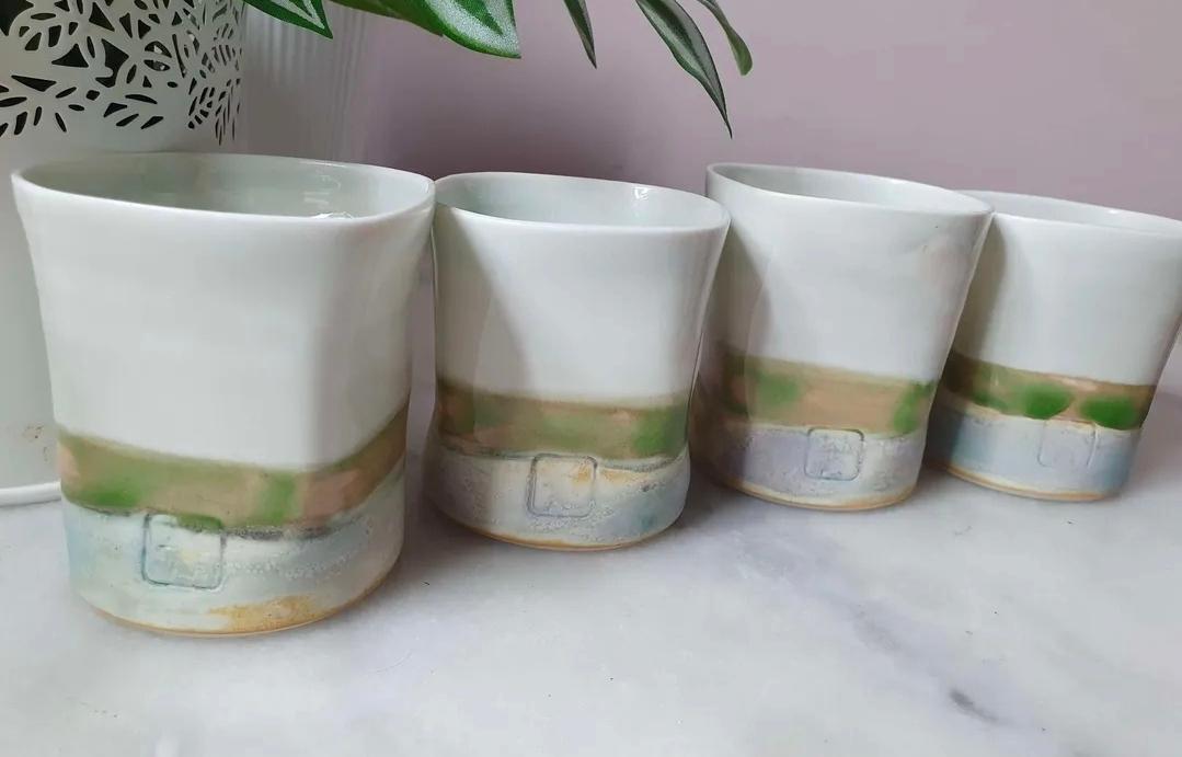 4 tasses en porcelaine couleurs natures