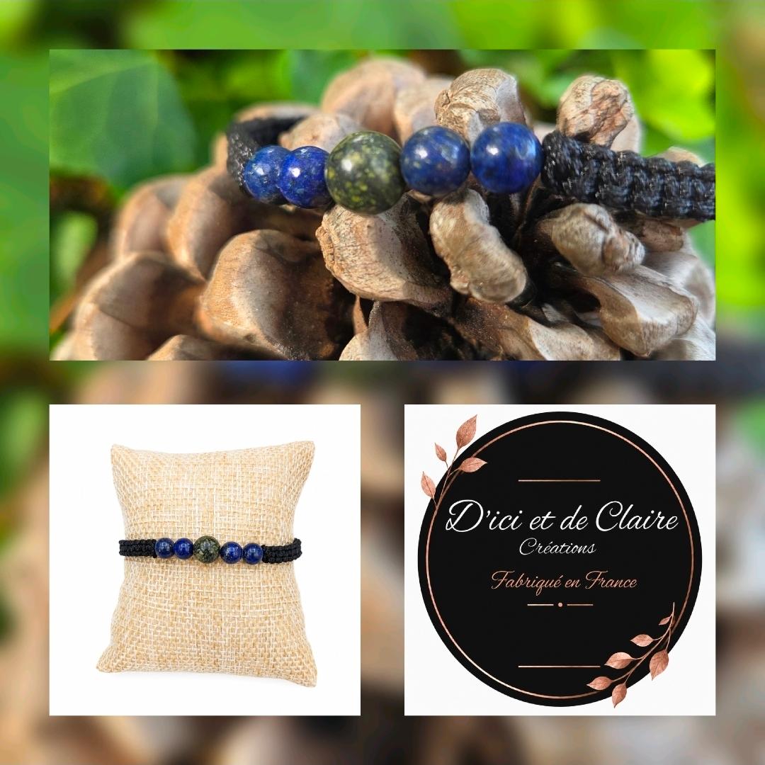 Bracelet tréssé avec des perles en pierres naturels dans un décor naturel .Un bracelet sur un petit coussin beige. Logo D'Ici et de Claire