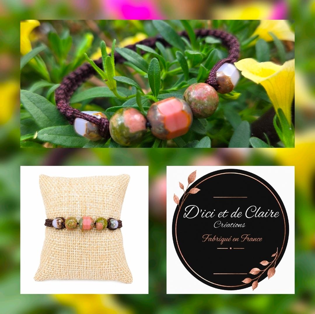 Un bracelet tréssé avec des perles en verre et des perles en pierres naturelles .Un bracelet sur un coussin beige .Logo D'Iici et de Claire créations .D'Ici et de Claire