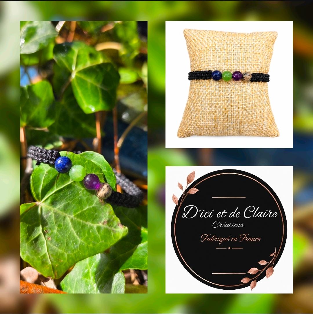 Un bracelet tréssé avec différentes perles en pierres naturelles de différentes couleurs posé dans la nature ; un bracelet tréssé avec des perles en pierres naturelles sur un coussin beige ; logo D'Ici et de Claire créations .D'Ici et de Claire 