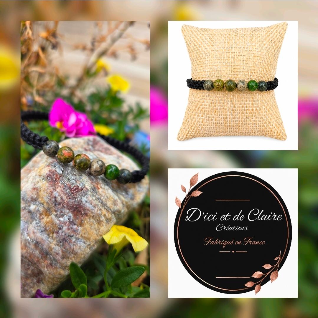 Un bracelet tréssé type shamballe avec des perles en pierre , un bracelet posé sur un pierre , logo D'Ici et de Claire créations , création originale D'Ici et de Claire 