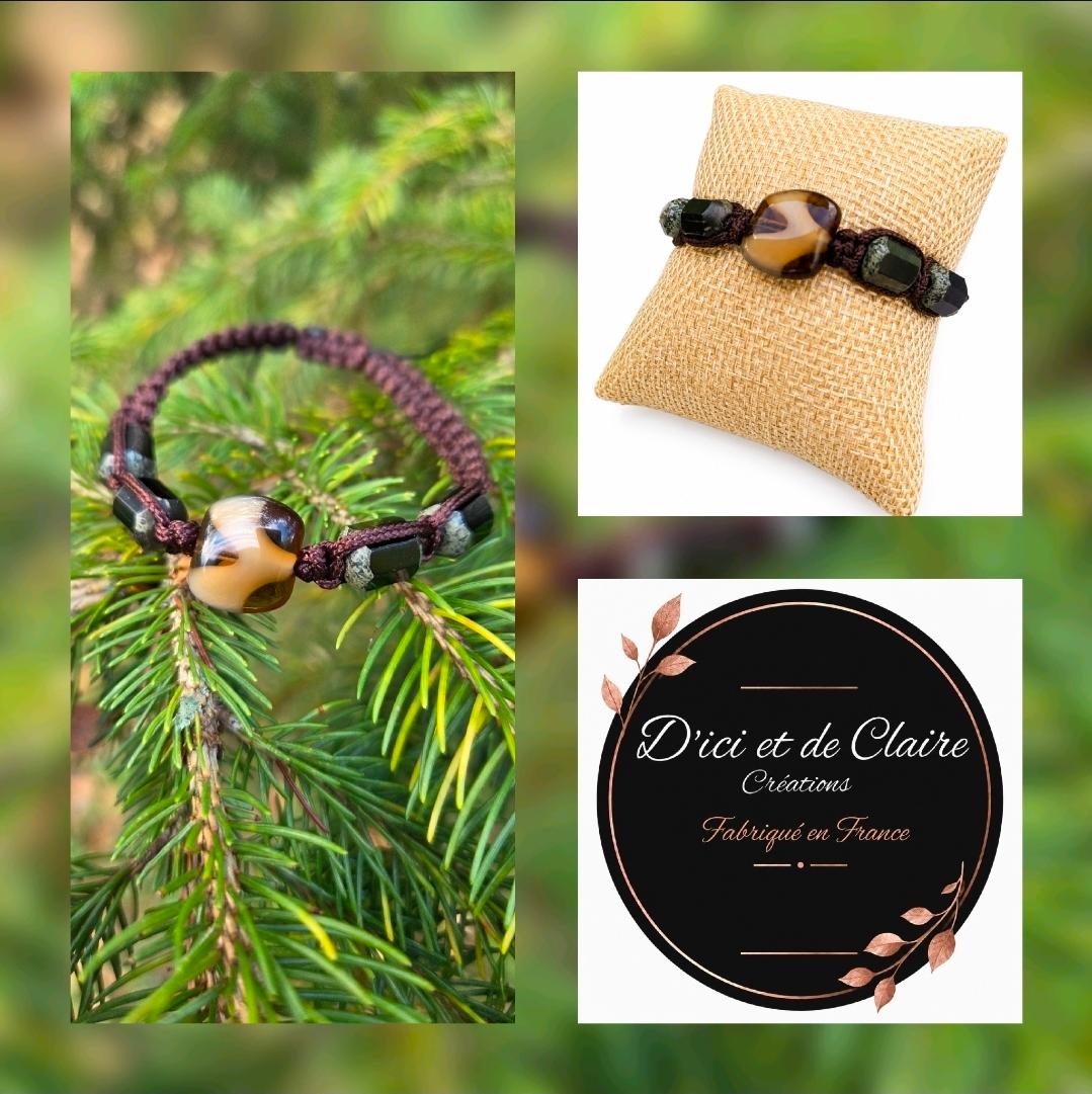 Un braclet shamballa posé sur une branche de sapin, un bracelet avec une perle couleur léopard marron posé sur un coussin beige , logo D'Ici et de Claire créations .D'Ici et de Claire 