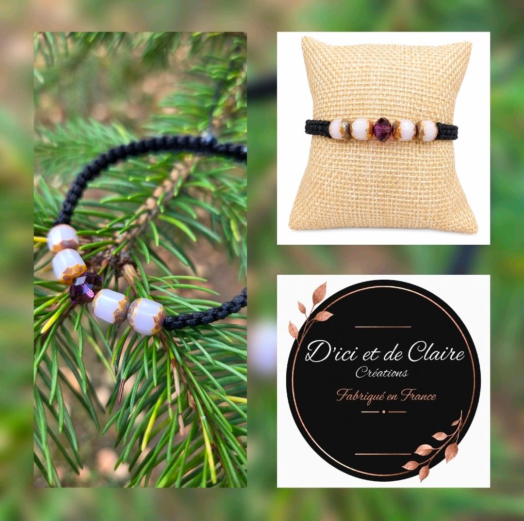 Un braclet tréssé avec des perles en verre et cristal posé sur une branche de sapin . Un bracelet tréssé sur un coussin beige ; logo D'Ici et de Claire créations  