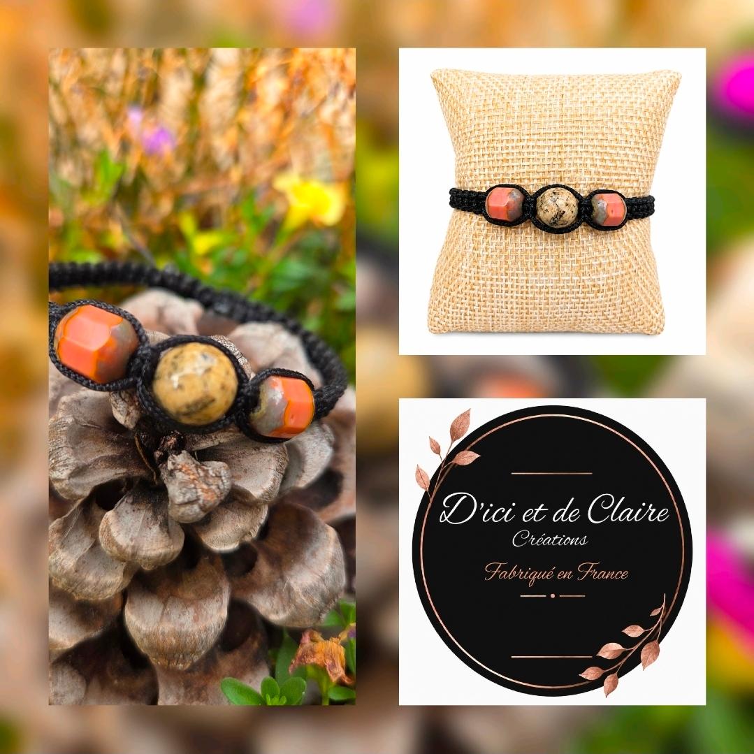 Un bracelet type shamballa avec des perles rose et une perle mouchetée gris posé sur une pomme de pin , un bracelet tréssé sur un coussin beige , logo D'Ici et de Claire créations  