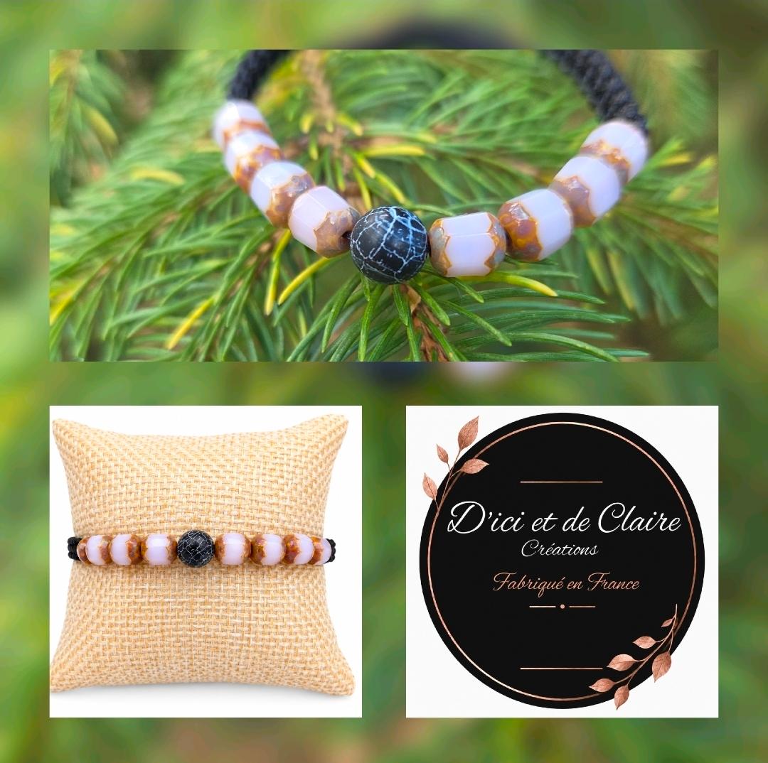 Un bracelet tréssé avec des perles de couleurs différentes , posé sur une branche de sapin vert ; logo D'Ici et de Claire créations ; Un bracelet tréssé avec des perles en verre roses et une perle mouchetée noire en pierre naturelle posé sur un coussin beige ; logo D'Ici et de Claire créations ; D'Ici et de Claire 