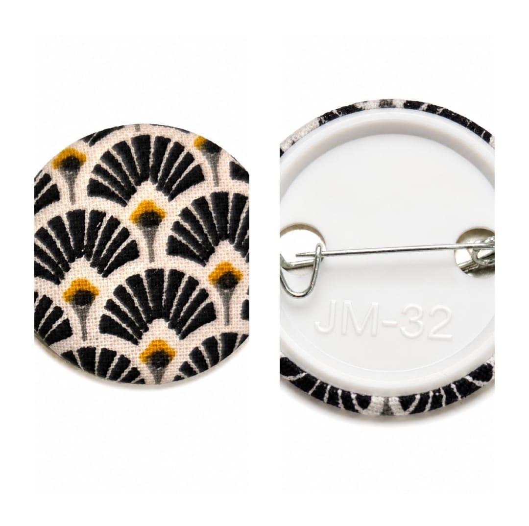 badge tissu recto motif japonais noirs et verso avec fermeture métal 