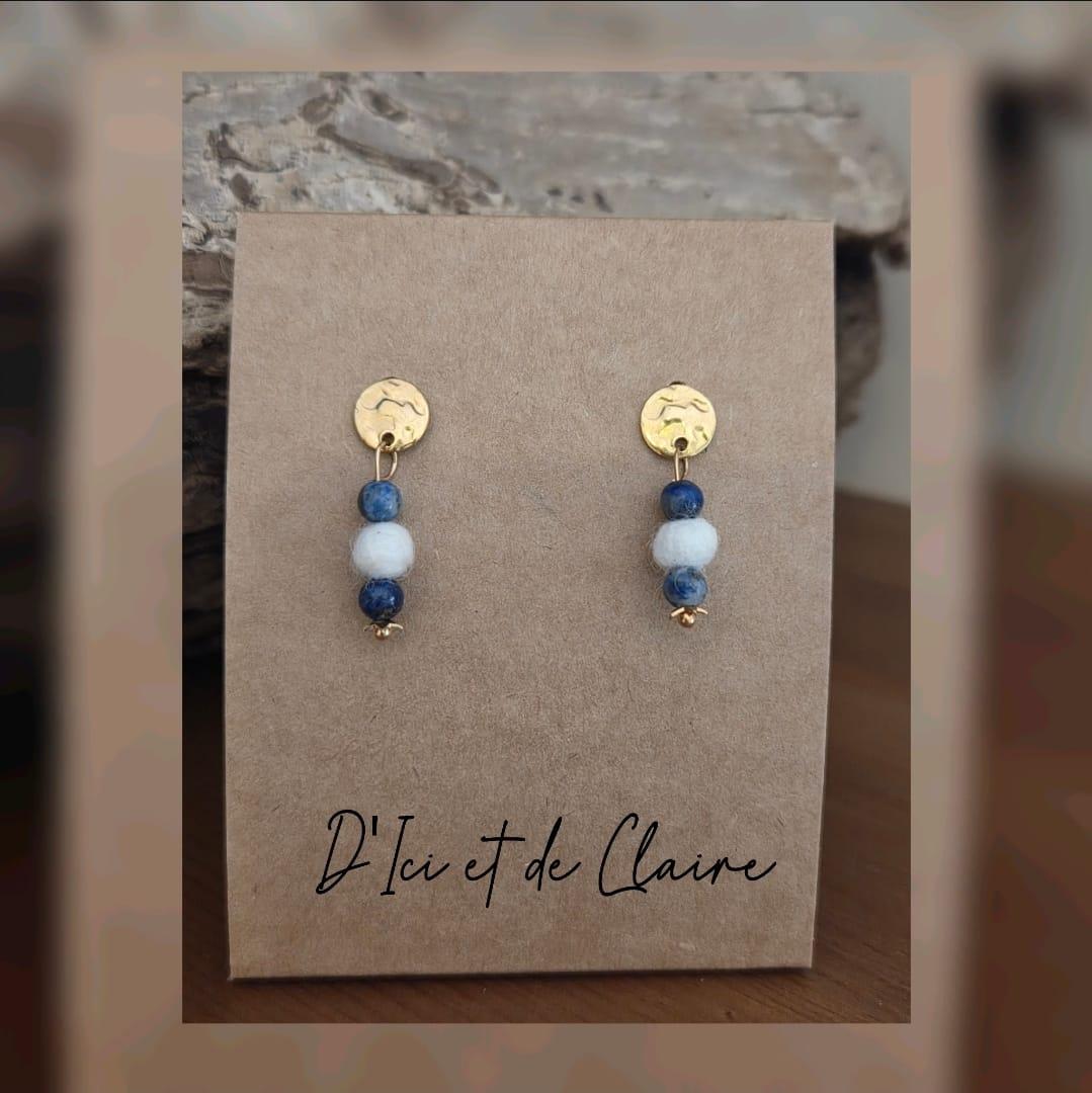 une paire de boucle d oreille avec des perles en laine du cachemire et perle en lapis lazuli , création d ici et de claire 